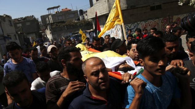 فلسطينيون يشيعون جثمان الطفل الفلسطيني شادي عبد العال (12 عاما)، الذي قُتل خلال مظاهرة عند الحدود بين اسرائيل وقطاع غزة، 15 سبتمبر 2018 (AFP PHOTO / SAID KHATIB) فلسطينيون يشيعون جثمان الطفل الفلسطيني شادي عبد العال (12 عاما)، الذي قُتل خلال مظاهرة عند الحدود بين اسرائيل وقطاع غزة، 15 سبتمبر 2018 (AFP PHOTO / SAID KHATIB)