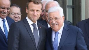 الرئيس الفرنسي إيمانويل ماكرون (يسار) يقف مع رئيس السلطة الفلسطينية محمود عباس بعد لقائهما في قصر الإليزيه في باريس يوم 21 سبتمبر 2018. (AFP / Ludovic Marin)