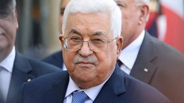 رئيس السلطة الفلسطينية محمود عباس يتحدث مع الصحافة بعد اللقاء بالرئيس الفرنسي ايمانويل ماكرون في قصر الاليزيه في باريس، 21 سبتمبر 2018 (AFP Photo/Ludovic Marin)