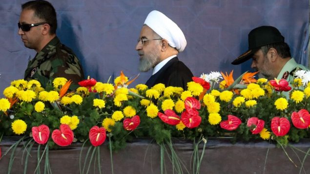 الرئيس الإيراني حسن روحاني يصل للمشاركة في الموكب العسكري السنوي في ذكرى اندلاع الحرب المدمرة مع العراق بين عام 1980-1988، في العاصمة طهران، 22 سبتمبر 2018 (AFP/ STRINGER)
