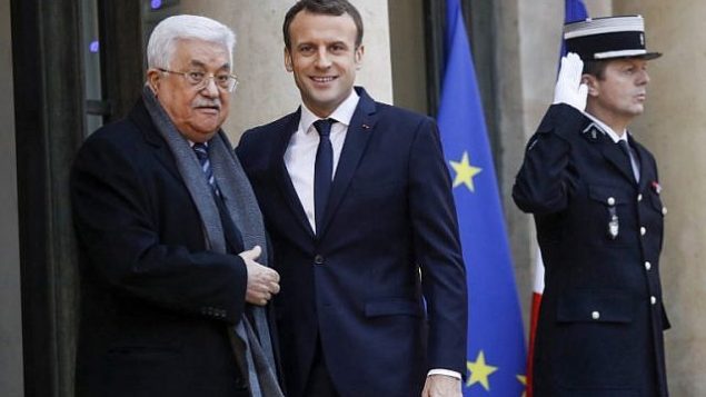 الرئيس الفرنسي إيمانويل ماكرون (وسط الصورة) يرحب برئيس السلطة الفلسطينية محمود عباس (من اليسار) في قصر الإليزيه في باريس لعقد لقاء بينهما، 22 ديسمبر، 2017.  (AFP Photo/Patrick Kovarik)