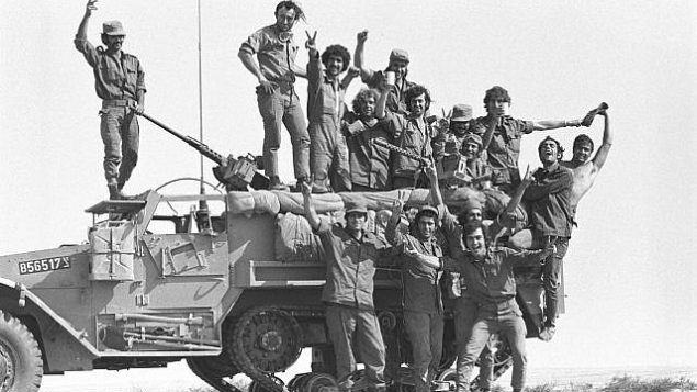 جنود يقفون على قمة دبابة أثناء اندلاع حرب أكتوبر في 6 أكتوبر 1973. (Avi Simhoni/Bamahane/Defense Ministry Archives)