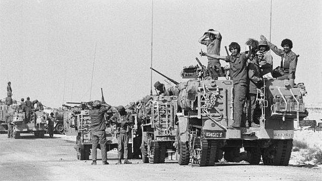 سيارات مدرعة إسرائيلية تتخذ مواقع في شبه جزيرة سيناء خلال حرب أكتوبر في 6 أكتوبر 1973.  (Avi Simhoni/Bamahane/Defense Ministry Archives)