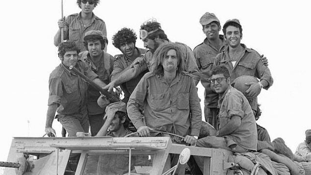 جنود الاحتياط في شاحنة أثناء اندلاع حرب أكتوبر في شبه جزيرة سيناء في 6 أكتوبر 1973.(Avi Simhoni/Bamahane/Defense Ministry Archives)