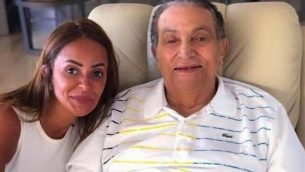 الرئيس المصري الأسبق حسني مبارك (من اليمين) في صورة نُشرت على الإنترنت في 31 أغسطس، 2018. (Twitter)