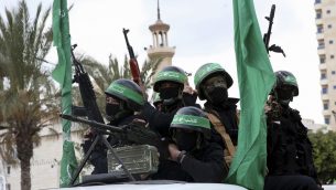 عناصر ملثمون من كتائب عز الدين القسام، الجناح العسكري لحركة حماس، خلال الذرى ال30 لتأسيس الحركة، مدينة غزة، 13 ديسمبر 2017 (AP Photo/Adel Hana)