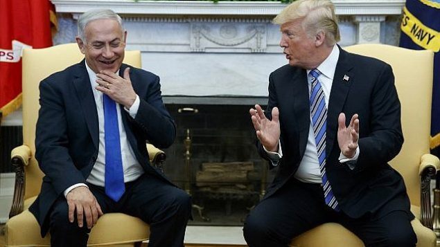 الرئيس الأمريكي دونالد ترامب يلتقي برئيس الوزراء الإسرائيلي بينيامين نتنياهو في المكتب البيضاوي في البيت الأبيض، 5 مارس، 2018، في واشنطن. . (AP Photo/Evan Vucci) الرئيس الأمريكي دونالد ترامب يلتقي برئيس الوزراء الإسرائيلي بينيامين نتنياهو في المكتب البيضاوي في البيت الأبيض، 5 مارس، 2018، في واشنطن. . (AP Photo/Evan Vucci)