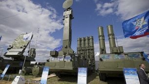 في 27 أغسطس 2013، يتم عرض نظام صاروخ الدفاع الجوي الروسي Antey 250 ، أو S-300 VM، عند افتتاح معرض MAKS الجوي في غوكوفسكي خارج موسكو، روسيا. (AP Photo / Ivan Sekretarev، file)