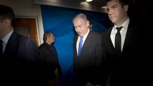 دافيد كييز، يمين الصورة، مع رئيس الوزراء بنيامين نتنياهو في القدس يوم 7 مايو 2017. (AP / Oded Balilty، Pool)