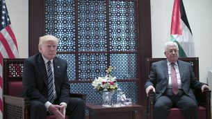 رئيس السلطة الفلسطينية، محمود عباس، على اليمين، يلتقي بالرئيس الأمريكي دونالد ترامب في مدينة بيت لحم بالضفة الغربية يوم 23 مايو 2017. (Fadi Arouri, Xinhua Pool via AP)