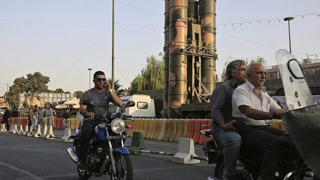 عرض منظومة الدفاع الجوي ’اس-300’ روسية الصنع خلال ’أسبوع الدفاع’ السنوي في الكرى ال37 لحرب إيران-العراق في ثمانينيات القرن الماضي، في ميدان  بهارستان في العاصمة الإيرانية طهران، 24 سبتمبر، 2017. (AP/Vahid Salemi)