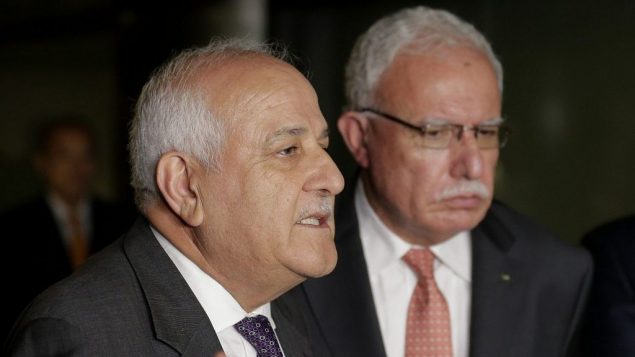 السفير الفلسطيني الى الأمم المتحدة رياض المنصور خلال مؤتمر صحفي بينما يقف  وزير خارجية السلطة الفلسطينية رياض المالكي الى جانبه، بعد مؤتمر في نيويورك، 26 سبتمبر 2018 (AP Photo/Seth Wenig)