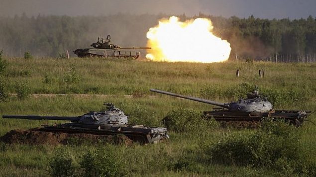 دبابة T-80 الروسية  تطلق النار خلال عرض في ميدان للرماية في ألابيونو ،في ضواحي موسكو، روسي، 16 يونيو، 2015. (AP Photo/Ivan Sekretarev)