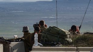 جنود إسرائيليون في نقطة عسكرية يراقبون الحدود مع سوريا، في هضبة الجولان في أعقاب تحطم طائرة ’اف-16’ في شمال إسرائيل، 10 فبراير، 2018. (Flash90)