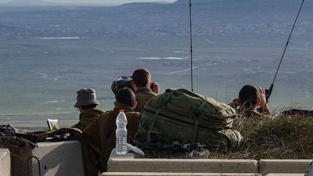 جنود إسرائيليون في نقطة عسكرية يراقبون الحدود مع سوريا، في هضبة الجولان في أعقاب تحطم طائرة ’اف-16’ في شمال إسرائيل، 10 فبراير، 2018. (Flash90)