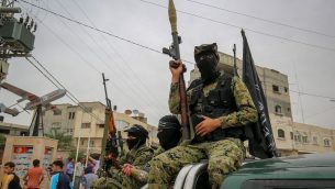 قوات الجناح العسكري لحركة حماس خلال تشييع جثمان ستة من مقاتليه في مخيم دير البلح، مركز قطاع غزة، 6 مايو 2018 (Rahim Khatib/Flash90)