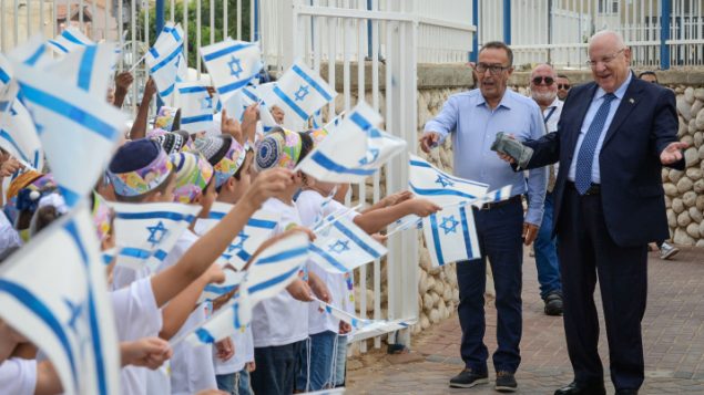 الرئيس رؤوف نرفلين يزور طلاب في مدرسة ’نوعام الياهو’ الدينية في مدينة ’نتيفوت’ جنوب اسرائيل في اول يوم دراسي، 2 سبتمبر 2018 (Mark Neyman/GPO)