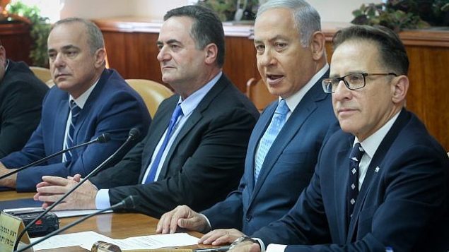 رئيس الوزراء بنيامين نتنياهو (الثاني من اليمين) يترأس الاجتماع الأسبوعي لمجلس الوزراء في مكتب رئيس الوزراء في القدس، في 12 سبتمبر 2018. (Marc Israel Sellem / POOL)