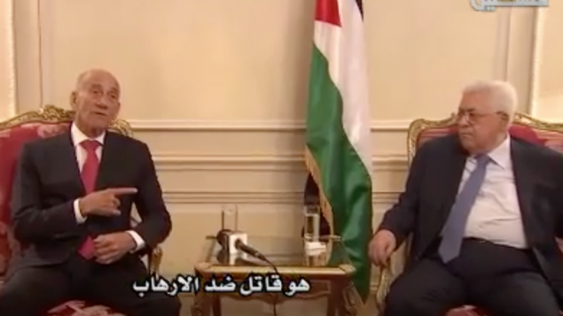 رئيس الوزراء السابق إيهود أولمرت يلتقي برئيس السلطة الفلسطينية محمود عباس في باريس، 21 سبتمبر 2018 (YouTube screenshot)