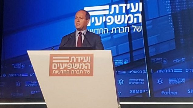 رئيس بلدية القدس نير بركات يتحدث في مؤتمر تنظمه قناة "حداشوت" الإخبارية، 3 سبتمبر، 2018.  (Hadashot news)