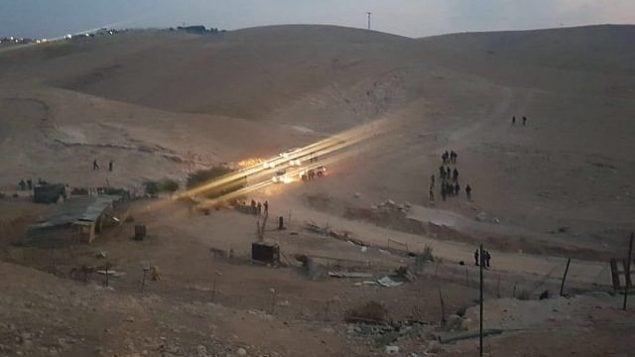 القوات الإسرائيلية تقوم بهدم خمس مباني من الصفيح تم تشييدها خارج قرية الخان الأحمر البدوية في وسط الضفة الغربية، في ما تزعم إسرائيل بأنه بناء غير قانوني، 13 سبتمبر، 2018. (منسق أنشطة الحكومة في الأراضي)