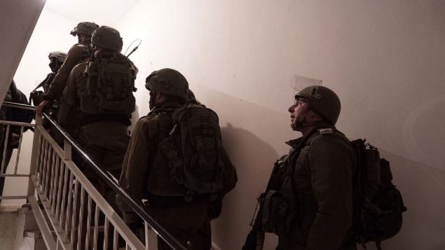 جنود اسرائيليون يجهزون منزل المعتدي الفلسطيني عبد الرحم بني فضل للهدم في قرية عقربا في شمال الضفة الغربية، 19 مارس 2018 (Israel Defense Forces)