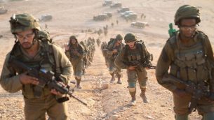 مظليون يشاركون بتدريب عسكري يحاكي الحرب مع تنظيم حزب الله اللبناني، سبتمبر 2018 (Israel Defense Forces)