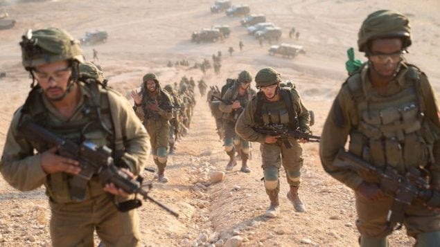مظليون يشاركون بتدريب عسكري يحاكي الحرب مع تنظيم حزب الله اللبناني، سبتمبر 2018 (Israel Defense Forces)