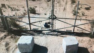 عبوة ناسفة تم وضعها عند السياج الحدودي في جنوب غزة من قبل فلسطينيين قبل وقت قصير من إبطال مفعولها من قبل الجيش الإسرائيلي في انفجار متحكم به في 13 سبتمبر، 2018. (Israel Defense Forces)