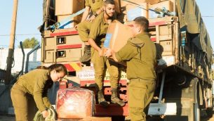 جنود اسرائيليون يفككون ’عملية حسن الجيار’ التي ساعدت الاف السوريين بعد سيطرة قوات الرئيس السوري بشار الاسد على المنطقة المحاذية لإسرائيل، سبتمبر 2018 (Israel Defense Forces)