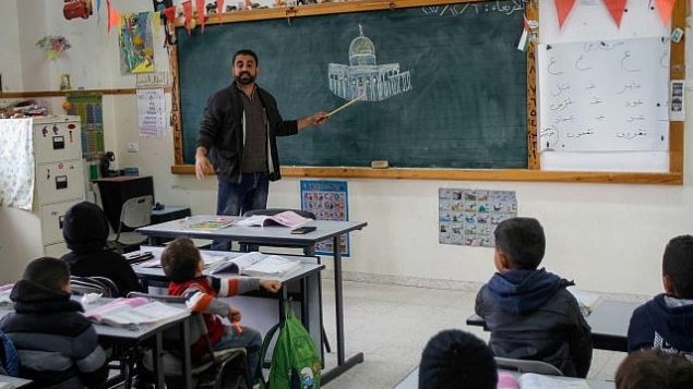 صف فلسطيني في مدرسة سالم في القدس الشرقية، 6 ديسمبر 2017 (Nasser Ishtayeh/Flash90)