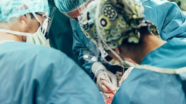 توضيحية: فريق من الجراحين يجري عملية في مستشفى. (iStock) توضيحية: فريق من الجراحين يجري عملية في مستشفى. (iStock)