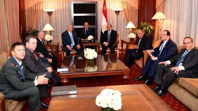 رئيس الوزراء بنيامين نتنياهو يلتقي بالرئيس المصري عبد الفتاح السيسي على هامش الجمعية العامة للأمم المتحدة في نيويورك، 27 سبتمبر 2018 (PMO) رئيس الوزراء بنيامين نتنياهو يلتقي بالرئيس المصري عبد الفتاح السيسي على هامش الجمعية العامة للأمم المتحدة في نيويورك، 27 سبتمبر 2018 (PMO)