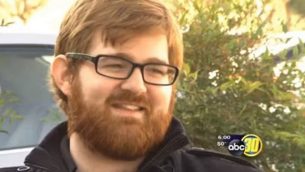 مقابلة مع منكر المحرقة تشارلز سي. جونسون على قناة ABC News في أبريل 2016. (لقطة شاشة: يوتيوب)