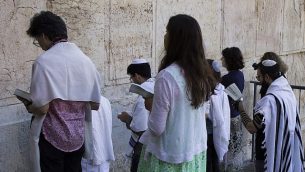 صورة ملف: يهود محافظون يصلون في قوس روبنسون في القدس، 30 يوليو 2014. (Robert Swift / Flash90 / عبر JTA)