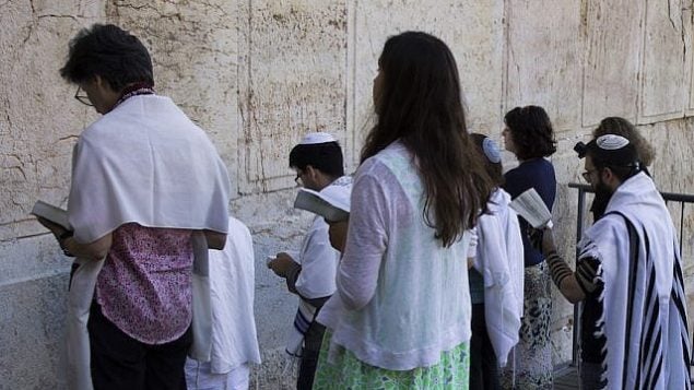 صورة ملف: يهود محافظون يصلون في قوس روبنسون في القدس، 30 يوليو 2014. (Robert Swift / Flash90 / عبر JTA)