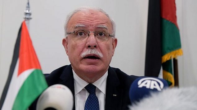 وزير الخارجية الفلسطيني، رياض المالكي، في مؤتمر صحفي في المحكمة الجنائية الدولية، 22 مايو، 2018. (AP Photo/Mike Corder)