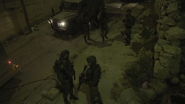 جنود إسرائيليون ينفذون مداهمات في مدينة يطا القريبة من مدينة الخليل، 3 أغسطس، 2017.  (IDF Spokesperson's Unit)