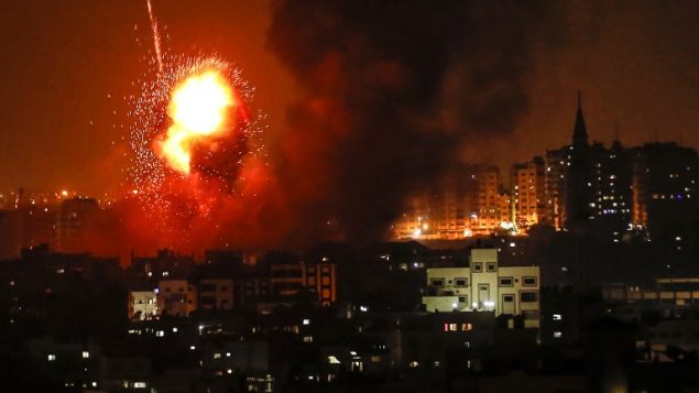 صورة توضيحية: النيران تتصاعد من مباني في اعقاب غارة جوية اسرائيلية في مدينة غزة، 8 اغسطس 2018 (AFP PHOTO / MAHMUD HAMS)