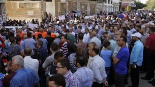 موظفون فلسطيينون في وكالة الأمم المتحدة لغوث وتشغيل اللاجئين (أونروا) يشاركون في مظاهرة ضد تقليص الوظائف في الوكالة، في مدينة غزة، 19 سبتمبر، 2019. (AFP / SAID KHATIB)