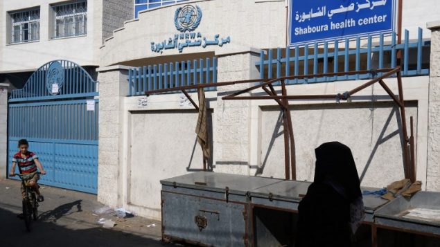 سيدة فلسطينية تمر امام مركز صحي مغلق تديره وكالة الأونروا، خلال اضراب في جميع مؤسسات الأونروا في رفح، جنوب قطاع غزة، 24 سبتمبر 2018 (AFP PHOTO / SAID KHATIB)