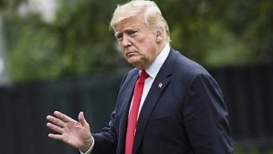 الرئيس الأمريكي دونالد ترامب يلوح بيده على المرج الجنوبي للبيت الأبيض في العاصمة واشنطن، 27 سبتمبر، 2018.  (AFP PHOTO / ANDREW CABALLERO-REYNOLDS)