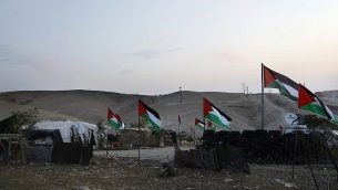 قرية الخان الأحمر الفلسطينية الواقعة شرقي القدس في الضفة الغربية مزينة بالأعلام الفلسطينية، 2 أكتوبر، 2018., (AFP PHOTO / AHMAD GHARABLI)
