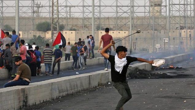 متظاهر فلسطيني يستخدم مقلاع خلال مواجهات عند معبر إيريز بين اسرائيل وشمال قطاع غزة، 3 اكتوبر 2018 (AFP/Said Khatib)