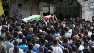 فلسطينيون يشيعون جثمان عائشة الرابي (48 عاما) ، التي توفيت متأثرة بجراحها نتيجة هجوم رشق حجارة تعرضت اليه مع زوجها خلال سفرهم بسيارة، في قرية بديا في الضفة الغربية، 13 اكتوبر 2018 (JAAFAR ASHTIYEH / AFP)