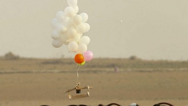 صورة توضيحية: تظهر هذه الصورة التي التقطت في 19 أكتوبر 2018 في ناحال عوز، من الجانب الإسرائيلي من الحدود مع الشمال الشرقي من قطاع غزة، بالونات تحمل جهازًا حارقًا أطلقه المتظاهرون الفلسطينيون. (JACK GUEZ / AFP)