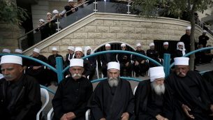 رجال دروز يجلسون في قرية مجدل شمس في مرتفعات الجولان في 19 أكتوبر 2018. (JALAA MAREY / AFP)