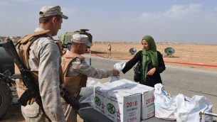 عائلات سورية تحصل على مساعدات من جنود روس في محافظة ادلب، 29 اكتوبر 2017 (GEORGE OURFALIAN / AFP)