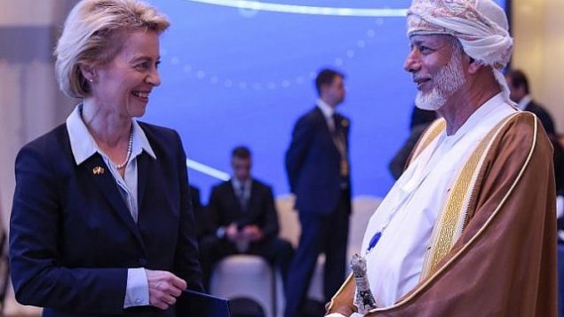 وزيرة الدفاع الألمانية أورسولا فون دير لين تتحدث مع الوزير العماني المسؤول عن الشؤون الخارجية يوسف بن علوي خلال الحوار الدولي الرابع عشر لمعهد الدراسات الاستراتيجية (IISS) في المنامة في العاصمة البحرينية المنامة في 27 أكتوبر 2018.(AFP)