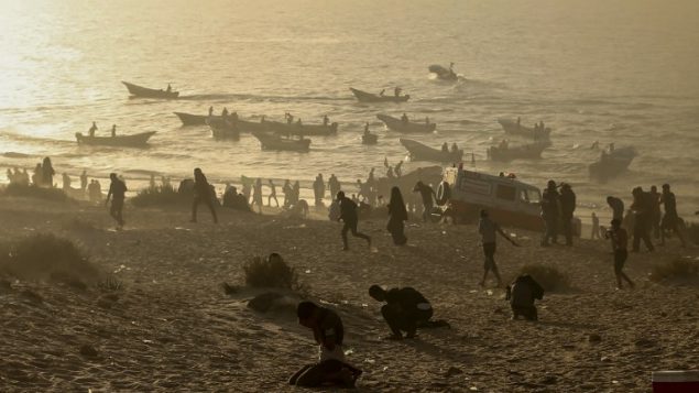 متظاهرون فلسطينيون يحتمون من غاز مسيل للدموع اطلقه جنود اسرائيليون خلال مظاهرة في شاطئ عند الحدود مع اسرائيل في بيت لاهيا، شمال قطاع غزة، 29 اكتوبر 2018 (MAHMUD HAMS/AFP) متظاهرون فلسطينيون يحتمون من غاز مسيل للدموع اطلقه جنود اسرائيليون خلال مظاهرة في شاطئ عند الحدود مع اسرائيل في بيت لاهيا، شمال قطاع غزة، 29 اكتوبر 2018 (MAHMUD HAMS/AFP)